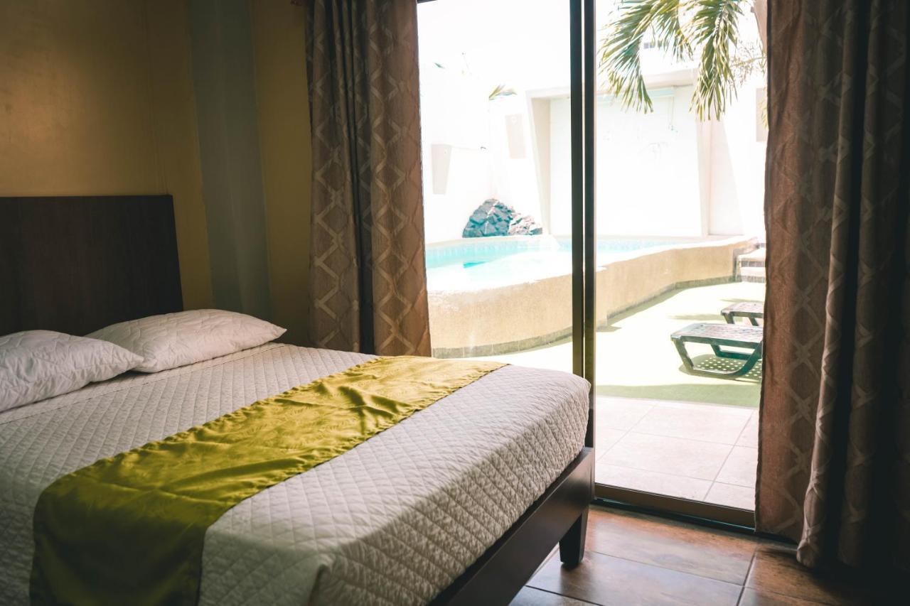 Hotel Manta Beach Madrigal Eksteriør billede